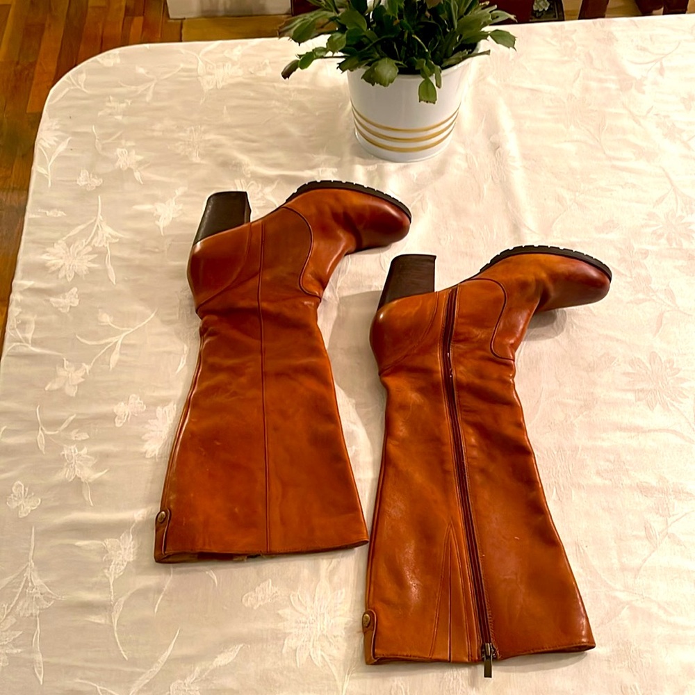 Clark’s tan leather boots, SZ 11M, w/a matching Southwestern poncho coat jacket